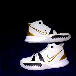 Nike Kyrie 7 size 7 white metallic gold